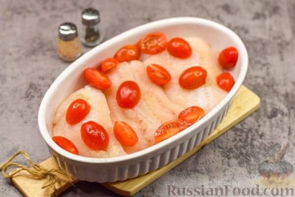 Рыба, запечённая с помидорами черри и лимоном