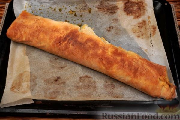 Штрудель из теста фило, с красной рыбой и соусом песто