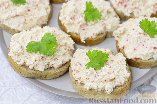 Бутерброды с намазкой из крабовых палочек и плавленого сыра